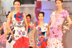 태극기와 무궁화로 만든 옷들