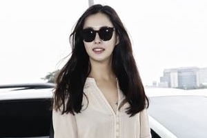 이하늬 공항패션 숏 팬츠에 샌들, 눈부신 도자기 피부