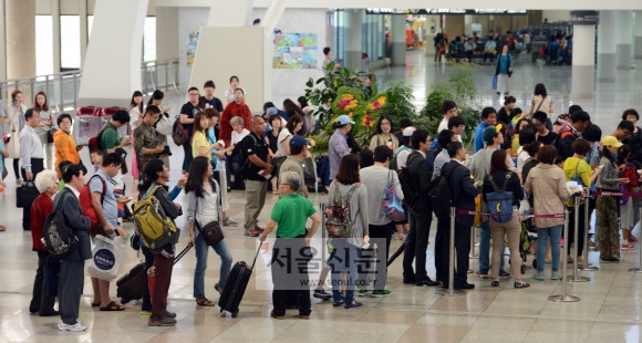 황금연휴 앞둔 김포공항 ‘북적’ 