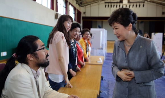 노동당 김한울 참관인 박근혜 대통령 악수 거부. / 이언탁 기자 utl@seoul.co.kr