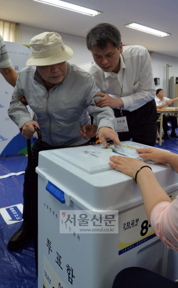 6·4 지방선거 투표일인 4일 유권자들이 서울 여의도동 제2투표소가 설치된 여의도 여자 고등학교에서 투표를 하고 있다.  박윤슬기자 seul@seoul.co.kr