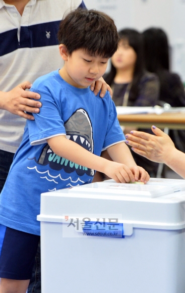 6·4 지방선거 투표일인 4일 유권자들이 서울 여의도동 제2투표소가 설치된 여의도 여자 고등학교에서 투표를 하고 있다. 박윤슬기자 seul@seoul.co.kr