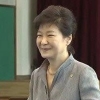 박근혜 대통령, 투표소 참관인에 악수 거부 당해