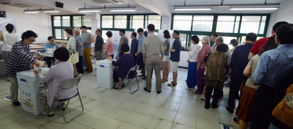 제6회 전국 동시 지방선거일인 4일 서울 영등포구 여의도초등학교에 마련된 투표소에서 유권자들이 투표를 하기 위해 길게 줄을 서 있다. 박윤슬 기자 seul@seoul.co.kr