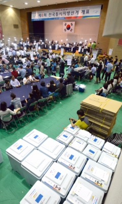 개표 순서 기다리는 투표함들[포토]