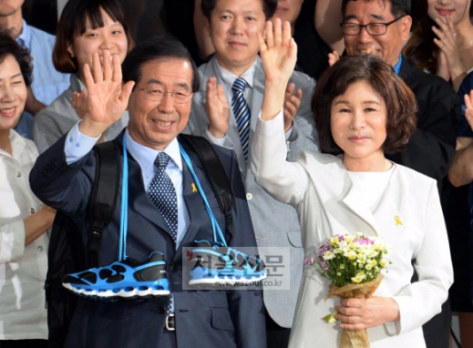 박원순 “서울은 4년 더 시민이 시장” 승리선언…박원순 부인 강난희 ‘함박웃음’