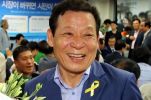 네팔서 귀국 윤장현 전 시장…검찰, 공항서 휴대폰 압수