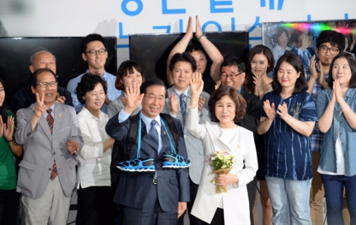 박원순 캠프 “이겼다!” 환호…박원순 부인 강난희 여사도 ‘활짝’
