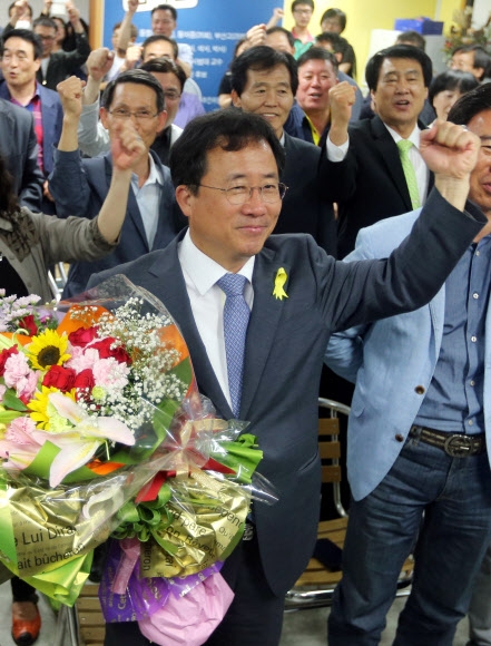 김석준 부산시교육감 당선자가 4일 동구에 있는 선거사무실에서 환호하고 있다. 부산 연합뉴스