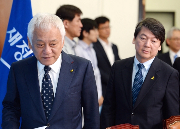 김한길(왼쪽)·안철수 새정치민주연합 공동대표가 5일 국회에서 열린 최고위원회의에 참석하기 위해 회의장으로 들어서고 있다. 이호정 기자 hojeong@seoul.co.kr