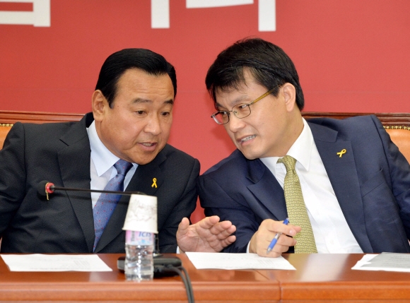 새누리당 이완구(왼쪽) 비상대책위원장 겸 원내대표가 5일 국회에서 열린 비대위에서 윤상현 사무총장과 대화하고 있다. 이호정 기자 hojeong@seoul.co.kr