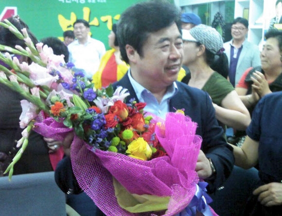박경철 전북 익산시장 당선인이 5일 꽃다발을 들고 12번째 선거에서 첫 승리한 기쁨을 감추지 못하고 있다. 선거사무소 제공