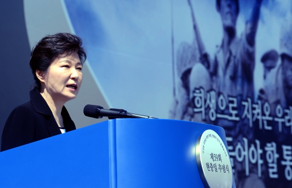박근혜 대통령이 6일 서울 동작구 국립현충원에서 열린 제59회 현충일 추념식에서 추념사를 하고 있다. 이언탁 기자 utl@seoul.co.kr