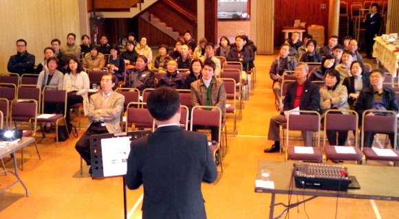 7일(현지시간) 남아프리카공화국의 프리토리아에 위치한 사랑의 교회에서 주 남아프리카공화국 한국대사관 주최로 열린 생활 법률 설명회에서 교민들이 서광옥 남아공 변호사로부터 ’주재국에서 유언의 효력’이란 제목의 강연을 듣고 있다. 남아공 주재 한국대사관은 남아공서 살다가 갑자기 세상을 떠난 교민이 유언장을 남기지 않는 바람에 유족이 재산권을 행사하는 데 큰 곤란을 겪은 사례들이 있어 편의를 위해 이 강연을 마련했다고 밝혔다.  연합뉴스