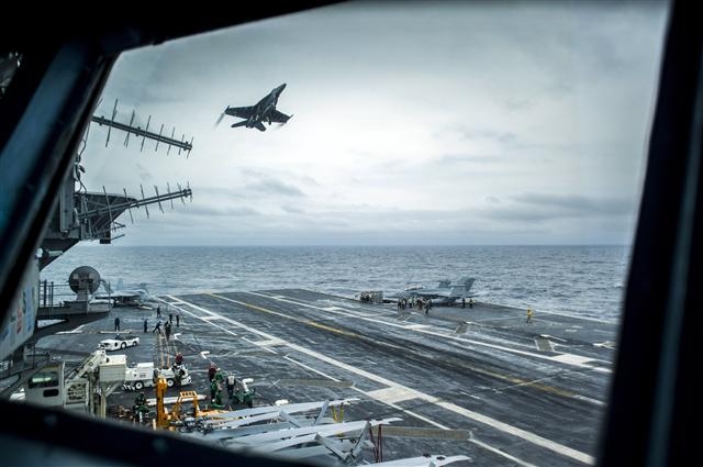 미국 태평양사령부는 미 해군 전력의 절반을 차지한다. 사진은 지난달 27일 항공모함 조지워싱턴호에서 F18 슈퍼 호넷 전투기가 이륙 훈련을 하는 모습.  미 태평양사령부 제공