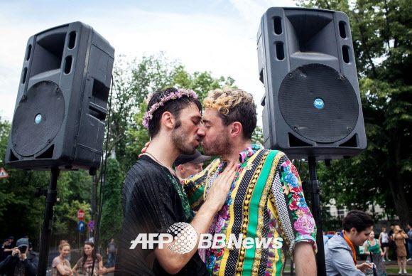 7일(현지시간) 루마니아의 수도 부쿠레슈티(Bucharest)에서 열린 ‘루마니아 게이 페스티발’ 시위 중 두 동성애자가 입맞춤을 하고 있다. ⓒ AFPBBNews=News1