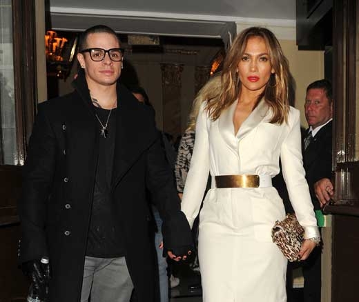 팝스타 제니퍼 로페즈와 남자친구 캐스퍼 스마트가 2013년 5월 30일 영국 런던에서 ITV의 ‘The Graham Norton Show’를 녹화하기 위해 호텔을 나서고 있다.