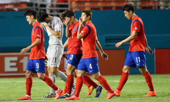 10일 오전(한국시간) 미국 플로리다주 마이애미의 선라이프 스타디움에서 열린 대한민국 대 가나의 평가전. 가나에 0대4로 완패당한 축구대표팀 선수들이 심각한 모습으로 경기장을 나가고 있다.  연합뉴스