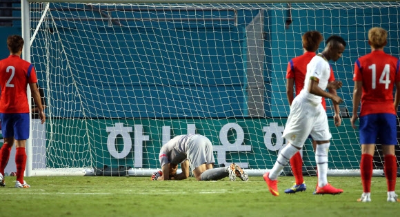 가나와의 평가전에서 0-4로 대패한 한국축구대표팀 골키퍼 정성룡이 10일 오전(한국시간) 미국 마이애미 선라이프 스타디움에서 가나에게 세번째 골을 내준뒤 아쉬워하고 있다.   연합뉴스