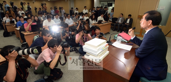 박원순 서울시장이 10일 서울시청 브리핑룸에서 열린 기자간담회에서 민선 6기 시정 운영 방향을 밝히고 있다. 손형준 기자 boltagoo@seoul.co.kr