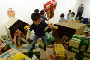 종이 상자는 변화무쌍한 장난감