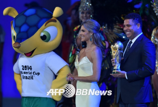 브라질 전 축구선수 호날두(오른쪽)가 브라질 FIFA 진행자 페르난다 리마 옆에서 월드컵 트로피를 들고 웃고 있다.<br>ⓒ AFPBBNews=News1