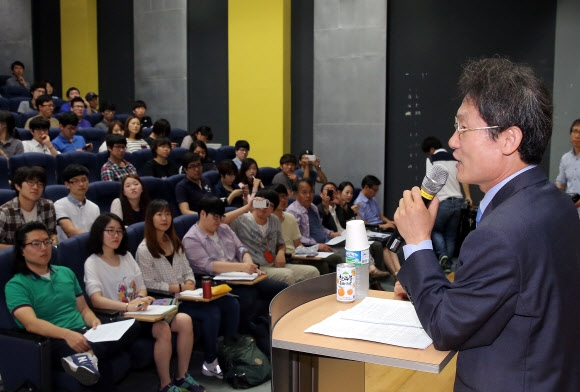 조희연 서울시교육감 당선인이 11일 서울 구로구 항동 성공회대에서 ‘한국의 포스트 민주화, 시민사회, 지식인의 역할’이란 주제로 고별 강의를 하고 있다. 조 당선인은 1990년부터 성공회대 사회과학부 교수로 재직해 왔다. 연합뉴스