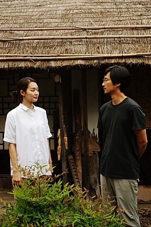 영화 ‘경주’에서 신민아(왼쪽)와 박해일은 소소한 일상 속 사소한 감정에서 소중한 무엇인가를 떠올리는, 잔잔하지만 특별한 경험을 하는 두 남녀를 연기한다. 인벤트스톤 제공