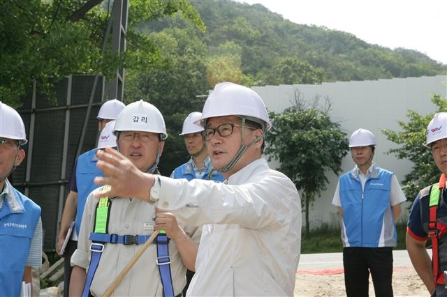유종필 관악구청장이 12일 서울대 앞 광장 저류조 설치 공사 현장을 점검하고 있다. 관악구 제공