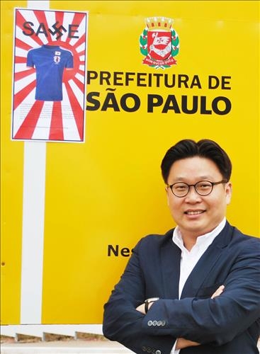브라질 상파울로 시내에 붙은 일본 ‘전범기 유니폼’ 비판 광고 앞에서 포즈를 취한 서경덕 교수.