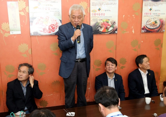 김한길 새정치민주연합 공동대표가 15일 서울 여의도 한 음식점에서 열린 신임 당직자 오찬에서 인사말하고 있다. 왼쪽부터 우윤근 신임 정책위의장, 김 대표, 안철수 공동대표, 주승용 신임 사무총장.  연합뉴스