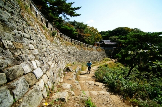 경기도 광주시에 위치한 남한산성(사적 제57호)의 성곽과 오른쪽 끝에 있는 서문(우익문)의 모습.