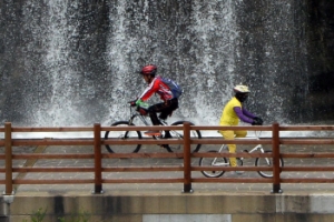 더위 식혀주는 아라뱃길 폭포