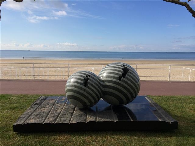 프랑스의 휴양도시 라볼의 해안에 설치된 박은선의 조각 작품. 사울신문 포토라이브러리