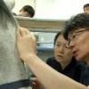 뒷발에 차여 다쳐도… 아픈 말 돌보는 의사들