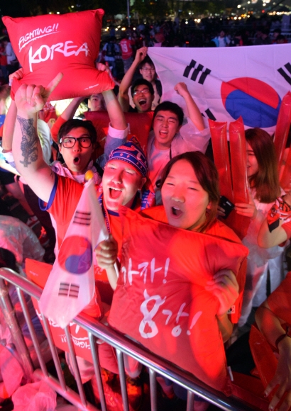 17일 오후 11시 붉은악마 티셔츠를 입은 시민들이 서울 종로구 광화문광장에서 한국과 러시아의 2014년 브라질 월드컵 조별리그 H조 경기를 앞두고 열띤 응원을 하고 있다. 박지환 기자 popocar@seoul.co.kr