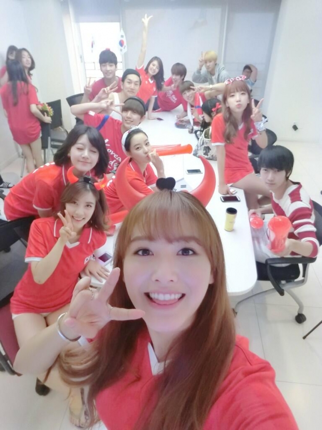 레인보우 월드컵 단체 응원샷 사진출처=재경 트위터