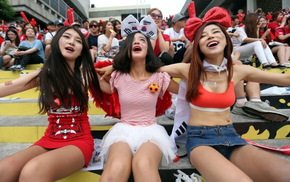 18일 브라질월드컵 한국과 러시아의 경기를 응원하기 위해 서울 광화문 광장에 모인 축구팬들이 중계방송을 지켜보며 한국팀을 응원하고 있다. 연합뉴스