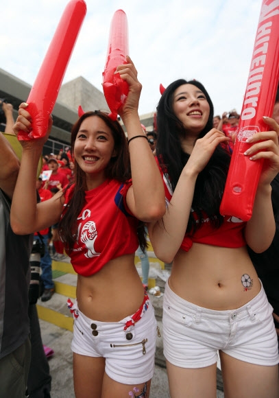 18일 브라질월드컵 한국과 러시아의 경기를 응원하기 위해 서울 광화문 광장에 모인 축구팬들이 한국의 선취골에 환호하고 있다.  연합뉴스