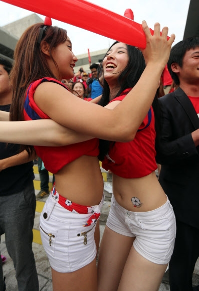 18일 브라질월드컵 한국과 러시아의 경기를 응원하기 위해 서울 광화문 광장에 모인 축구팬들이 한국의 선취골에 환호하고 있다.  연합뉴스