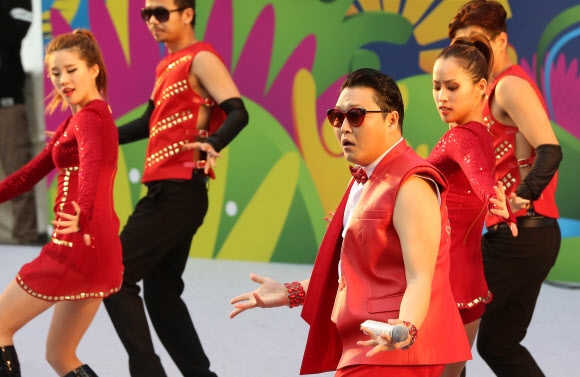 2014 브라질월드컵 대한민국-러시아 경기가 열린 18일 오전 서울 강남구 영동대로에서 가수 싸이가 뜨거운 공연을 펼치고 있다.  연합뉴스