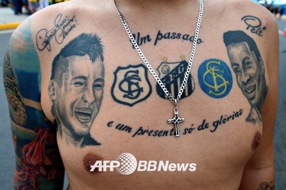 온 몸에 문신을 하고 응원하는 열정들.