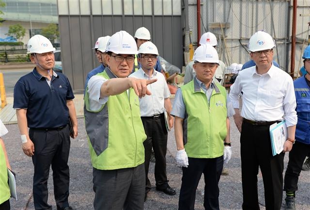 유덕열(왼쪽에서 두 번째) 동대문구청장이 18일 용두동 글로컬타워 건설현장에서 공사 관계자와 구 직원들에게 미흡한 안전관리 사항을 지적하고 있다. 동대문구 제공