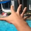 수영장에 나타난 신의 손? 마법같은 트릭 영상 화제