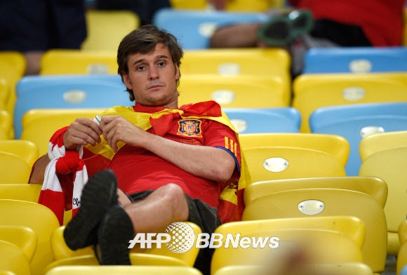 19일(한국시간) 오전 4시 브라질 히우데자네이루 에스타디오 마라카낭 경기장에서 열린 2014 FIFA 브라질월드컵 B조 조별예선 2차전 스페인과 칠레의 경기가 끝난 후 한 스페인 남성이 ‘믿을 수 없다’는 낙담한 표정으로 경기장을 떠나지 못하고 있다. 이날 칠레가 스페인을 2-0으로 이겨 B조 승점 6점에 도달했다. 사진 ⓒ AFPBBNews=News1/ 온라인뉴스부 iseoul@seoul.co.kr