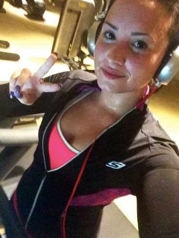 휘트니 센터에서 운동으로 땀흘리며 ‘찰칵’, 데미 로바토 페이스북에서