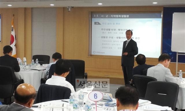 19일 전북 완주군 지방행정연수원에서 초선 시장·군수·구청장들을 대상으로 열린 ‘2014 단체장 비전 포럼’에서 대통령 소속 지역발전위원회의 이원종 위원장이 참석해 정부의 지역 발전 정책에 대해 소개하고 있다.
