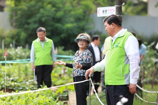 자원순환센터 내 생태텃밭을 찾아가 작물 상황을 점검하는 모습. 영등포구 제공 