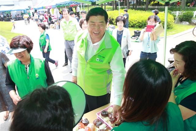 조길형 영등포구청장이 나눔장터에서 구민들과 즐겁게 이야기하고 있다.  영등포구 제공