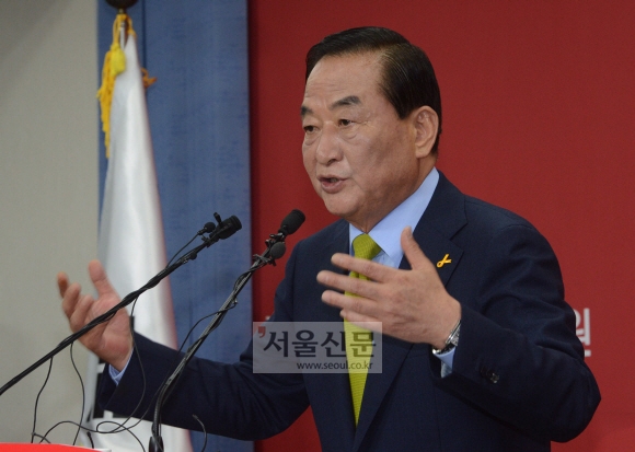 서청원 새누리당 의원이 19일 서울 여의도 당사에서 가진 기자회견에서 7·14 전당대회 당 대표 경선 출마를 공식 선언하고 있다. 안주영 기자 jya@seoul.co.kr